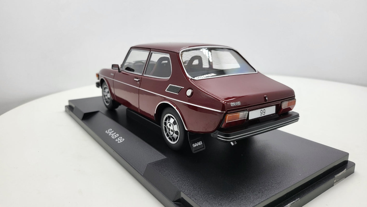 MCG: Saab 99 EMS Donker Rood (1977) - Schaal 1:18