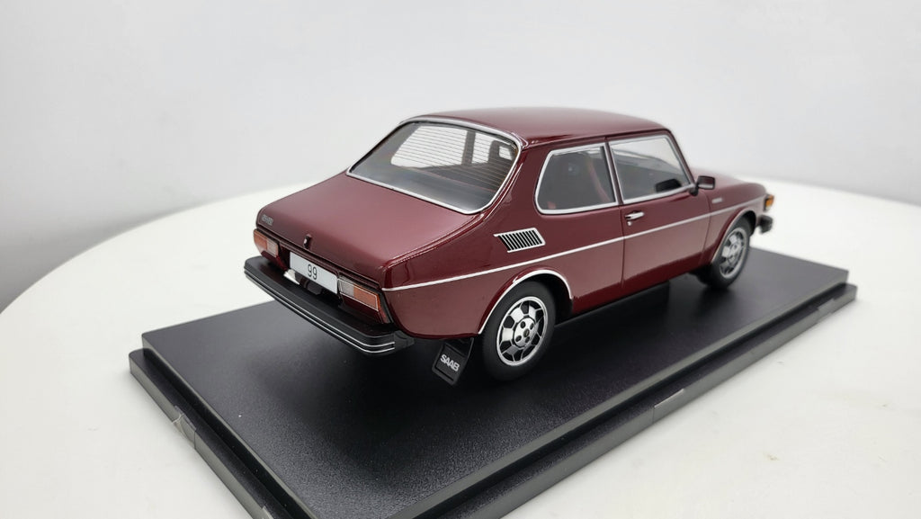 MCG: Saab 99 EMS Donker Rood (1977) - Schaal 1:18