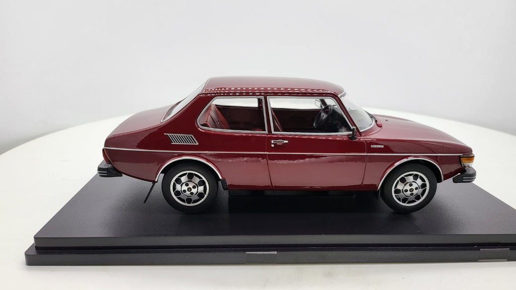 MCG: Saab 99 EMS Donker Rood (1977) - Schaal 1:18