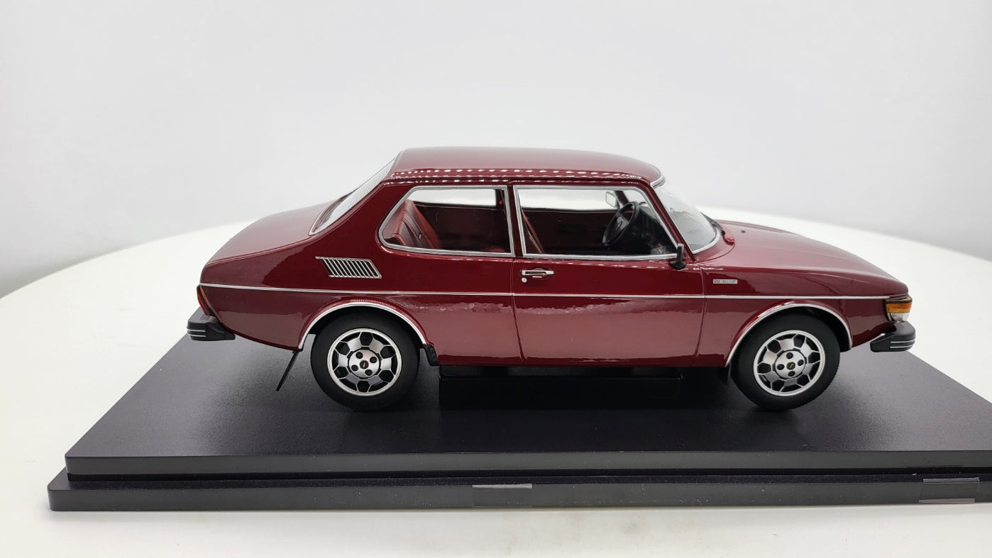 MCG: Saab 99 EMS Donker Rood (1977) - Schaal 1:18