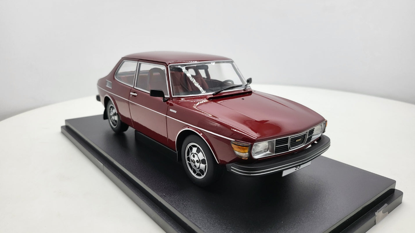 MCG: Saab 99 EMS Donker Rood (1977) - Schaal 1:18