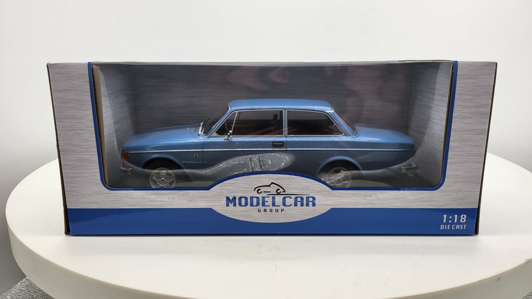 Volvo 142 Blauw 1973 — MCG 1:18