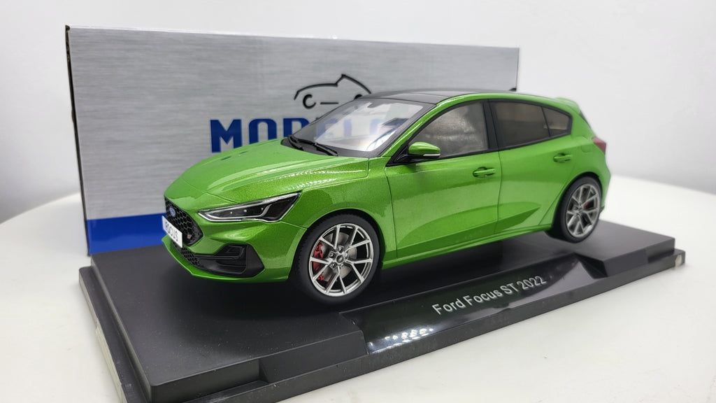 MCG: Ford Focus ST Hatchback Groen Metallic (2022) - Schaal 1:18