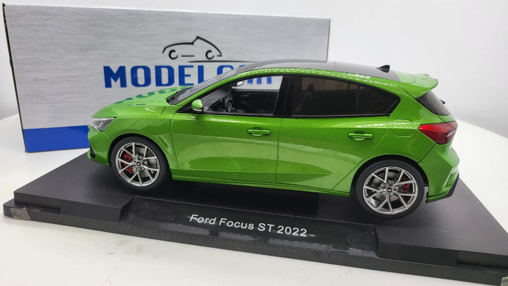 MCG: Ford Focus ST Hatchback Groen Metallic (2022) - Schaal 1:18
