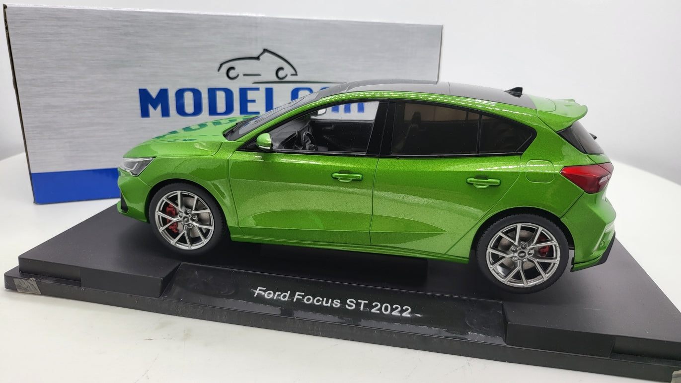 MCG: Ford Focus ST Hatchback Groen Metallic (2022) - Schaal 1:18