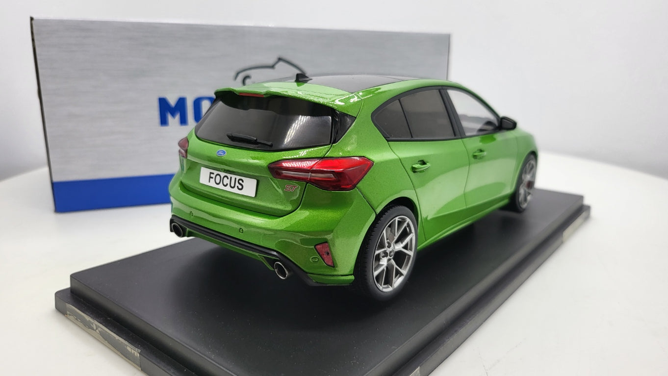 MCG: Ford Focus ST Hatchback Groen Metallic (2022) - Schaal 1:18
