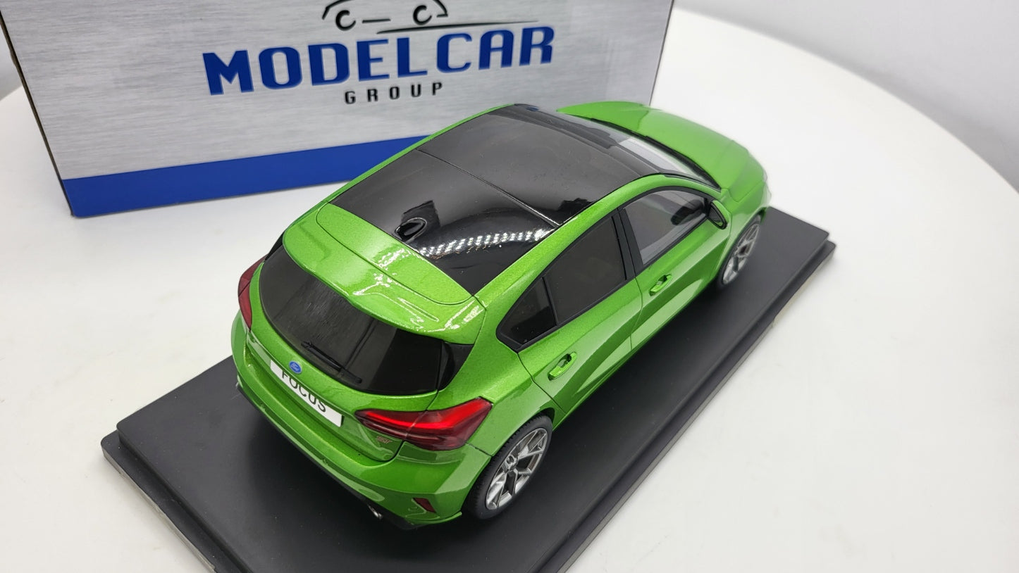 MCG: Ford Focus ST Hatchback Groen Metallic (2022) - Schaal 1:18