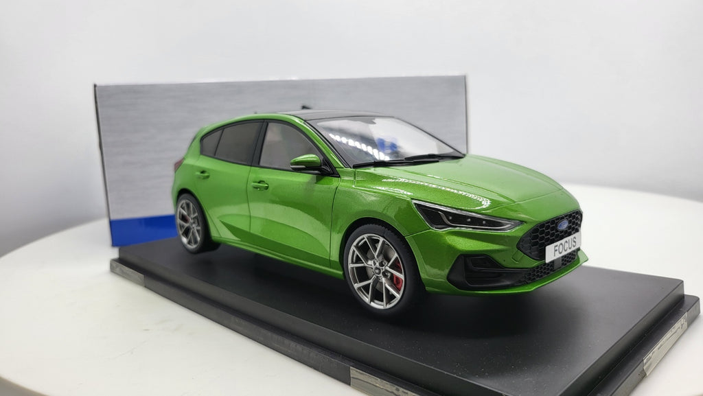 MCG: Ford Focus ST Hatchback Groen Metallic (2022) - Schaal 1:18