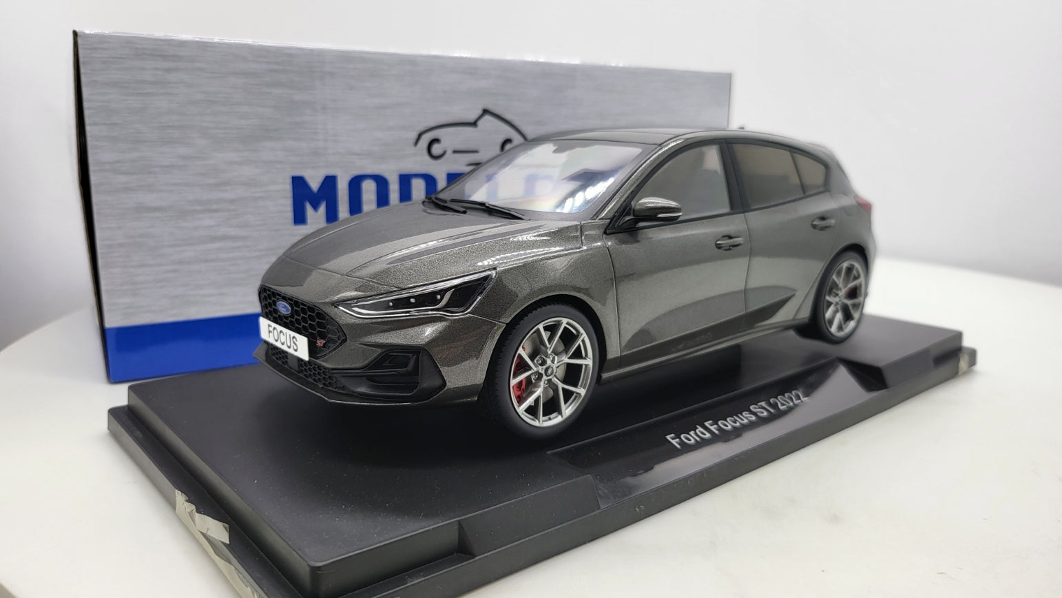MCG: Ford Focus ST Hatchback Magnetic Metallic (2022) - Schaal 1:18