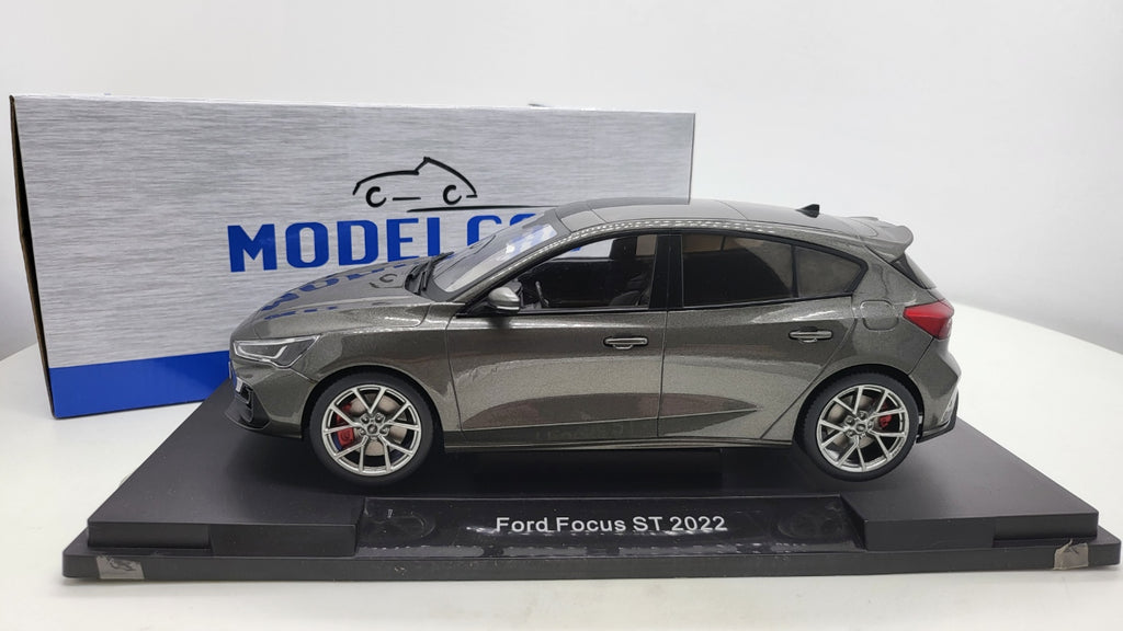 MCG: Ford Focus ST Hatchback Magnetic Metallic (2022) - Schaal 1:18