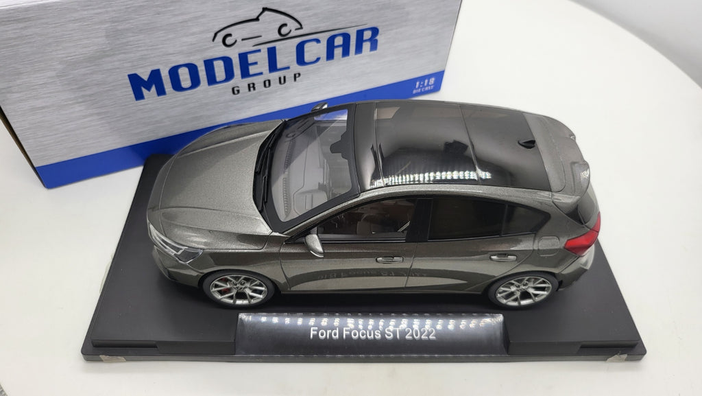 MCG: Ford Focus ST Hatchback Magnetic Metallic (2022) - Schaal 1:18