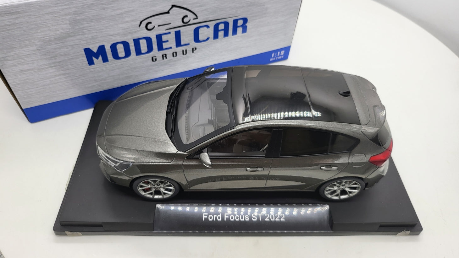 MCG: Ford Focus ST Hatchback Magnetic Metallic (2022) - Schaal 1:18