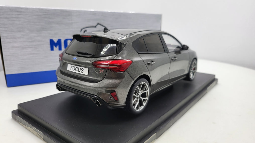 MCG: Ford Focus ST Hatchback Magnetic Metallic (2022) - Schaal 1:18