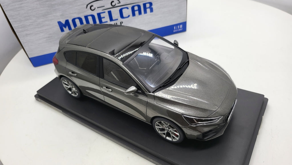 MCG: Ford Focus ST Hatchback Magnetic Metallic (2022) - Schaal 1:18