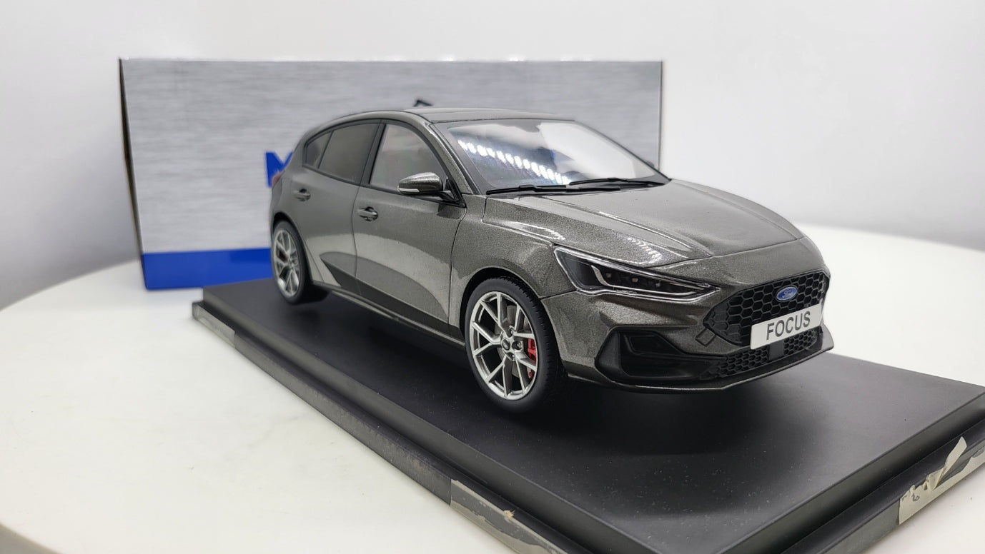 MCG: Ford Focus ST Hatchback Magnetic Metallic (2022) - Schaal 1:18