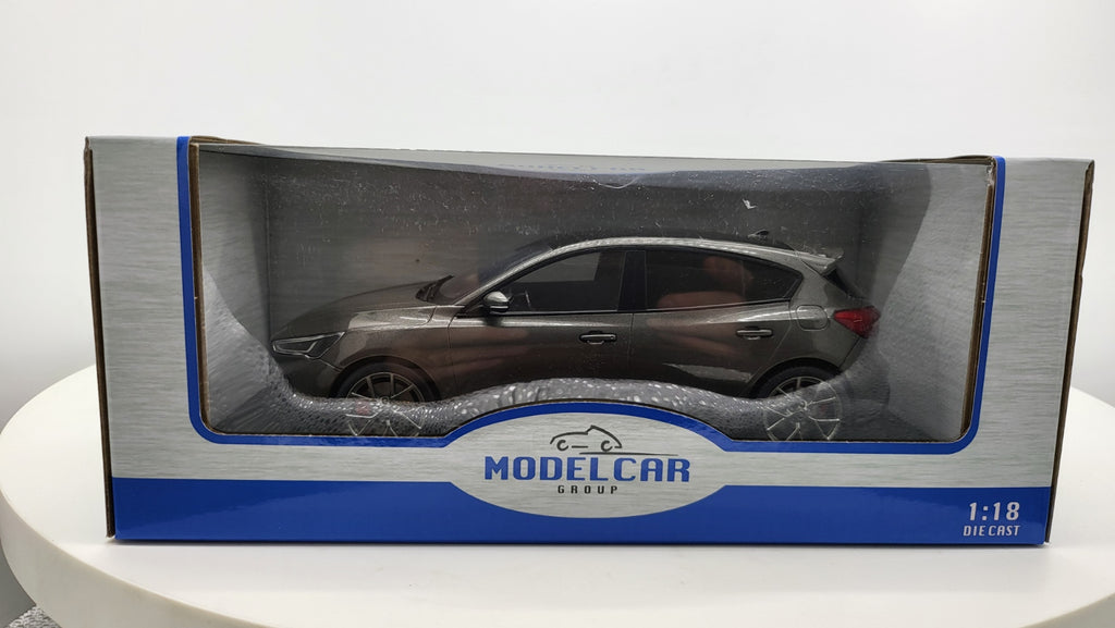 MCG: Ford Focus ST Hatchback Magnetic Metallic (2022) - Schaal 1:18