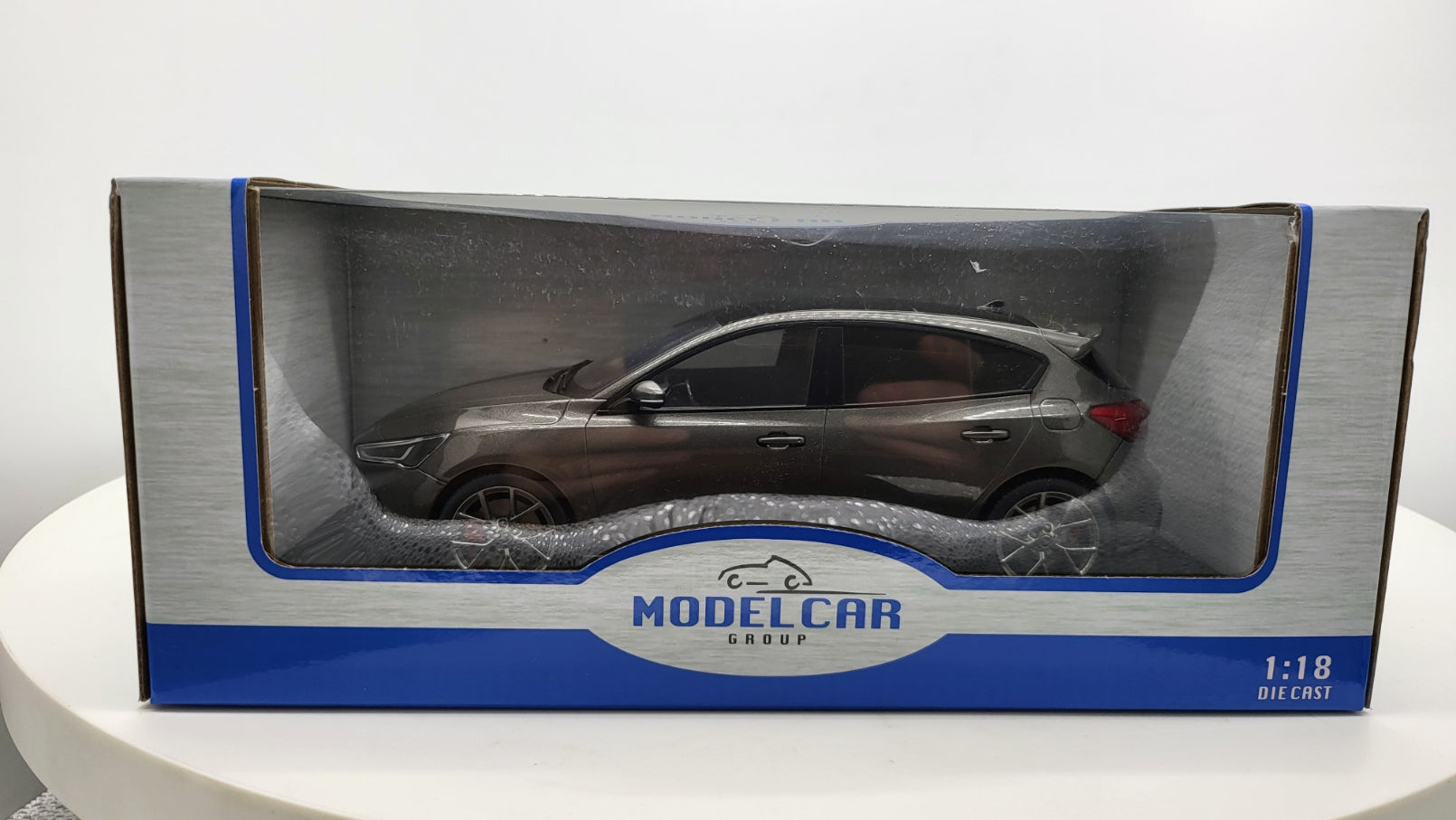 MCG: Ford Focus ST Hatchback Magnetic Metallic (2022) - Schaal 1:18
