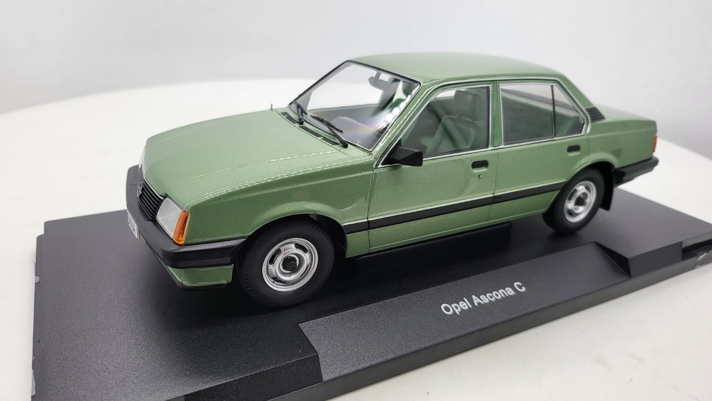 MCG: Opel Ascona C Groen Metallic - Schaal 1:18