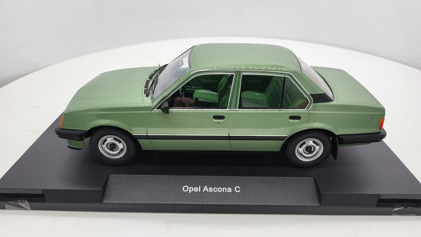 MCG: Opel Ascona C Groen Metallic - Schaal 1:18