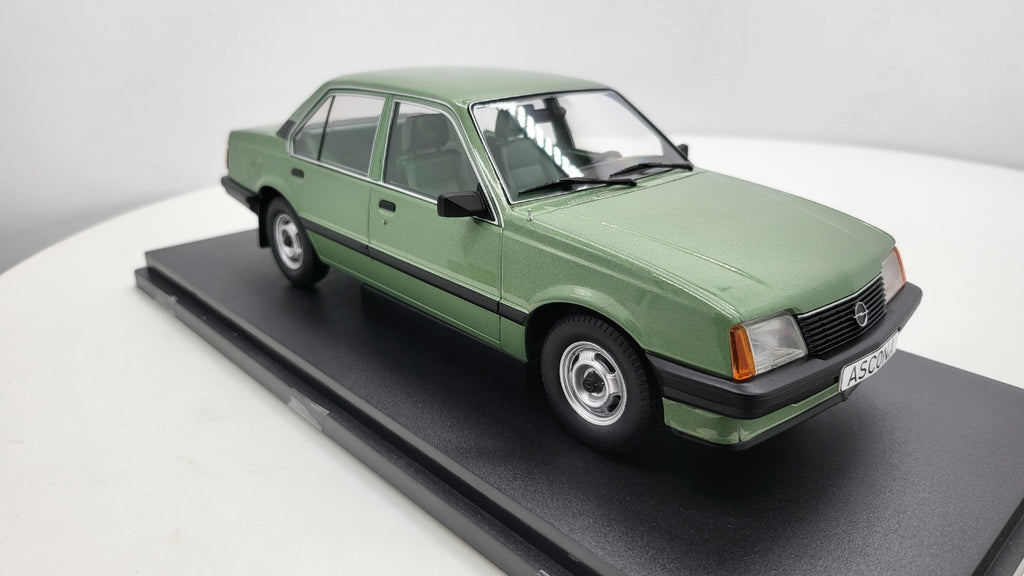 MCG: Opel Ascona C Groen Metallic - Schaal 1:18