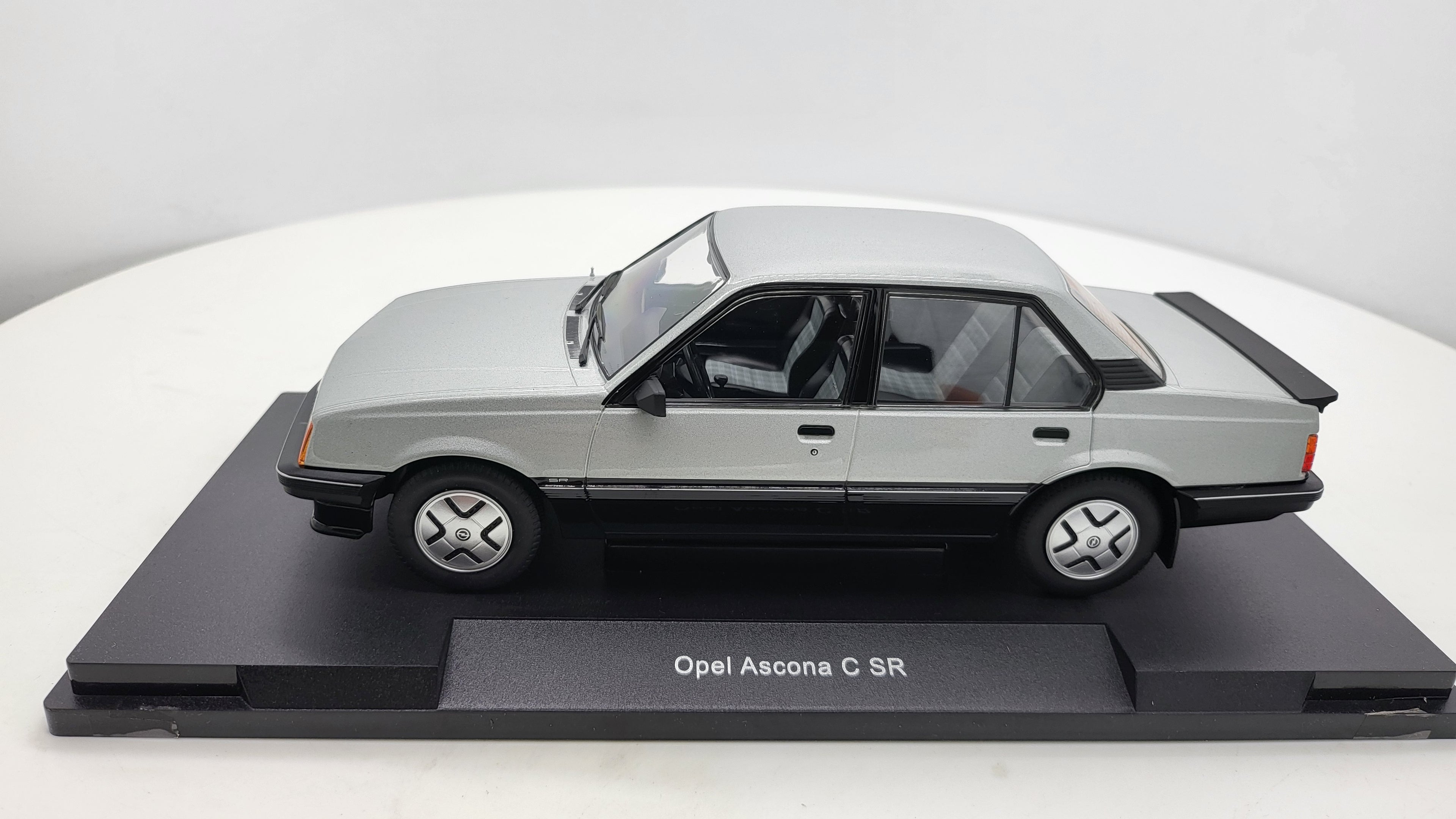 MCG: Opel Ascona C SR Zilver (1981) - Schaal 1:18