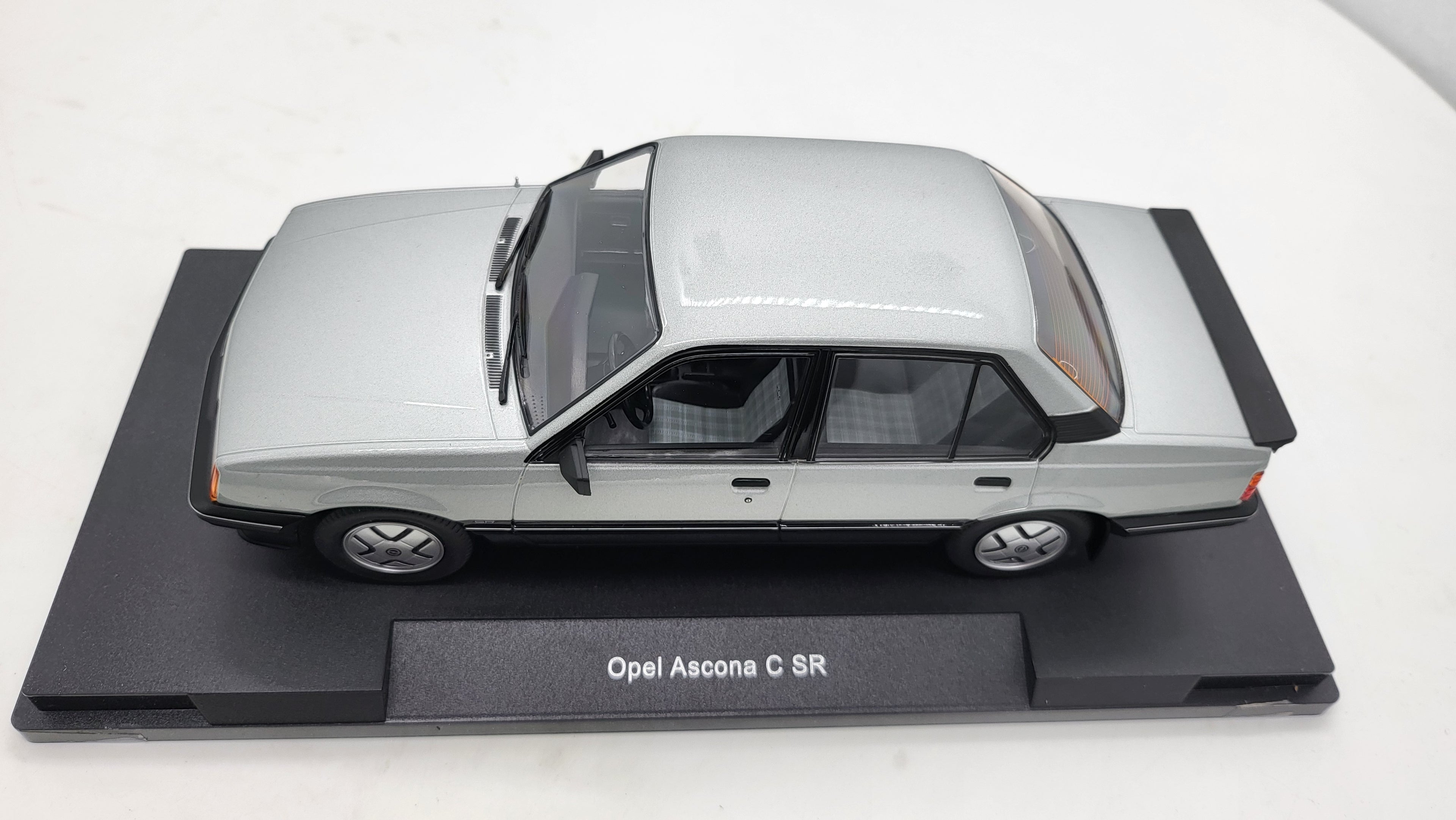 MCG: Opel Ascona C SR Zilver (1981) - Schaal 1:18
