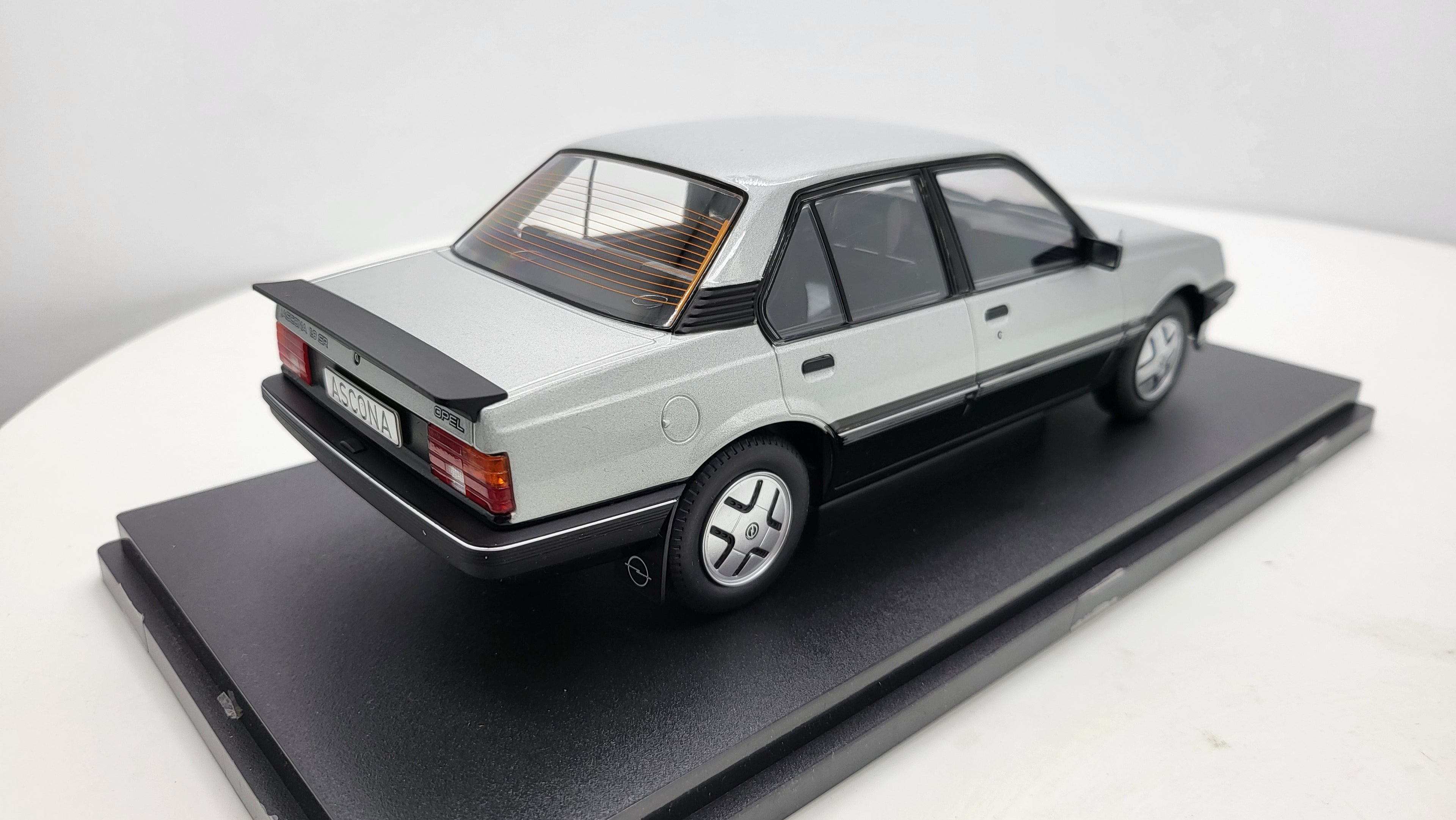 MCG: Opel Ascona C SR Zilver (1981) - Schaal 1:18