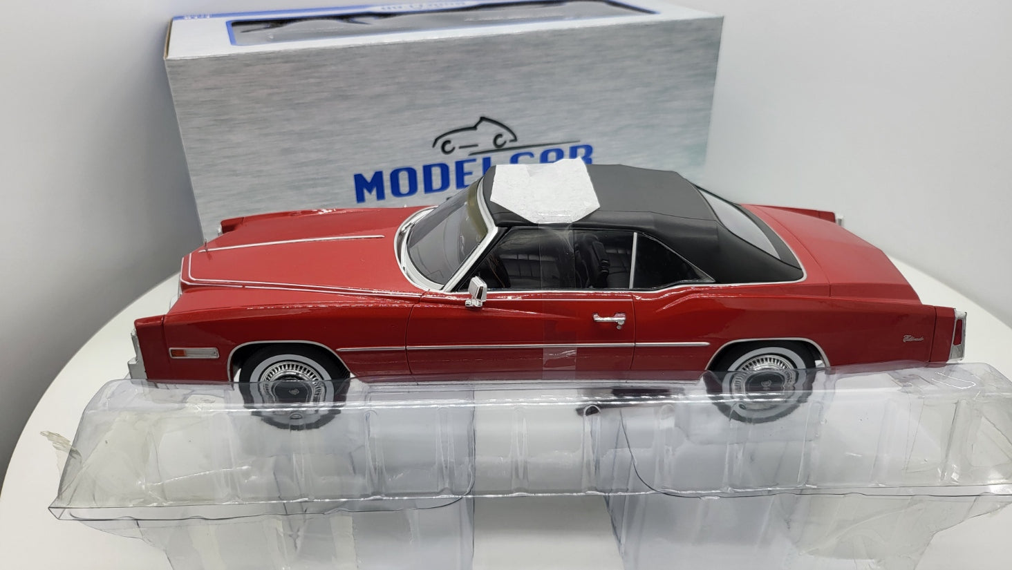 MCG: Cadillac Eldorado Convertible Rood Metallic (1976) - Schaal 1:18