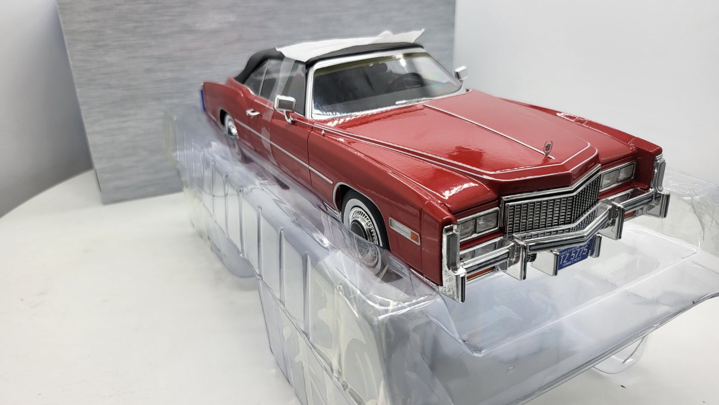 MCG: Cadillac Eldorado Convertible Rood Metallic (1976) - Schaal 1:18