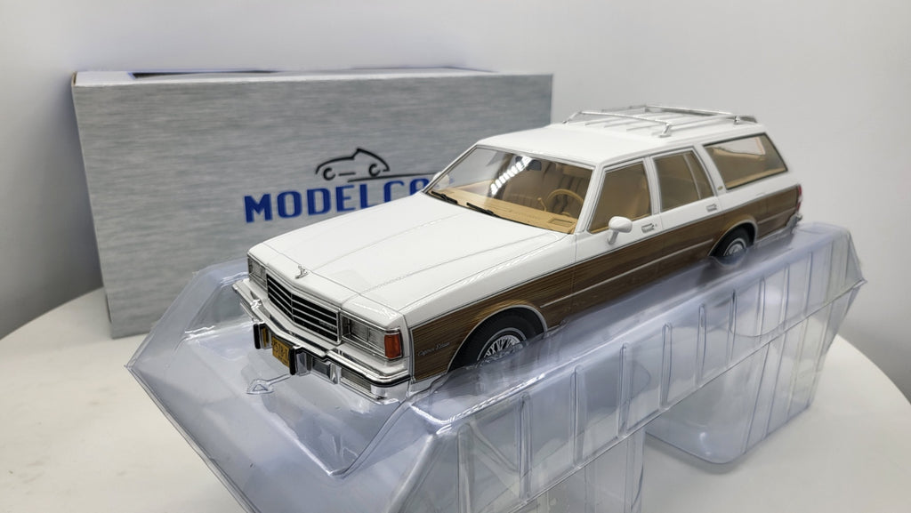 MCG: Chevrolet Caprice Estate Wagon Wit Woody (1985) - Schaal 1:18