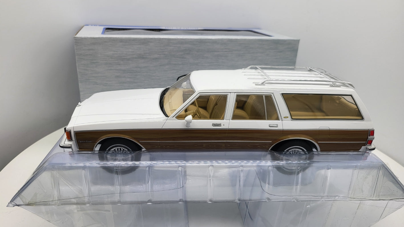 MCG: Chevrolet Caprice Estate Wagon Wit Woody (1985) - Schaal 1:18