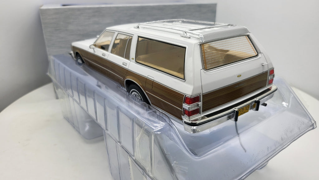 MCG: Chevrolet Caprice Estate Wagon Wit Woody (1985) - Schaal 1:18