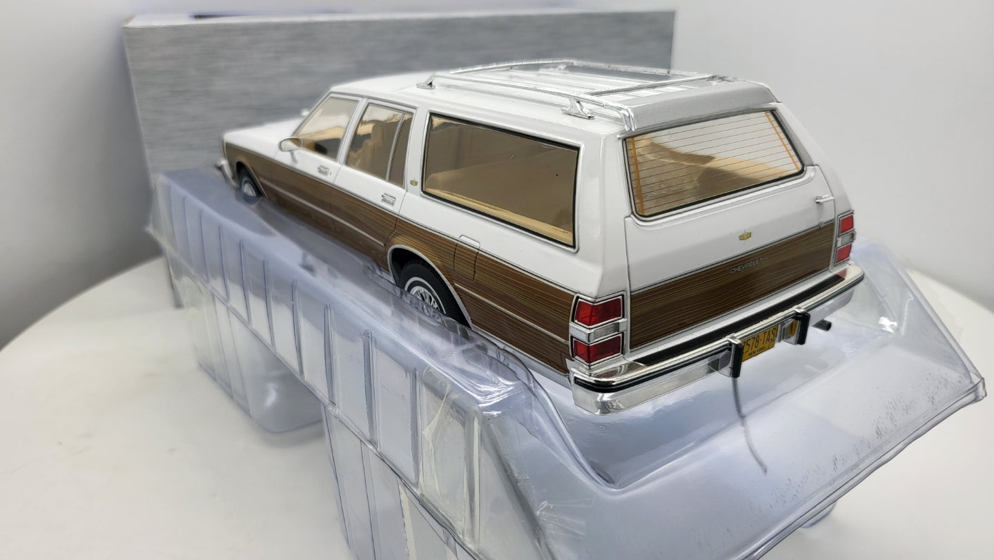 MCG: Chevrolet Caprice Estate Wagon Wit Woody (1985) - Schaal 1:18