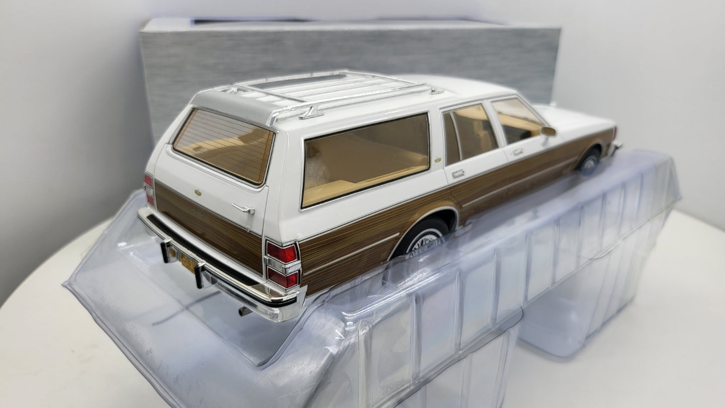 MCG: Chevrolet Caprice Estate Wagon Wit Woody (1985) - Schaal 1:18