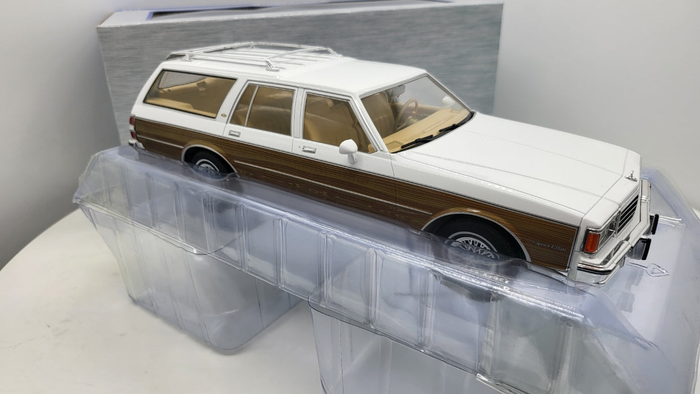 MCG: Chevrolet Caprice Estate Wagon Wit Woody (1985) - Schaal 1:18