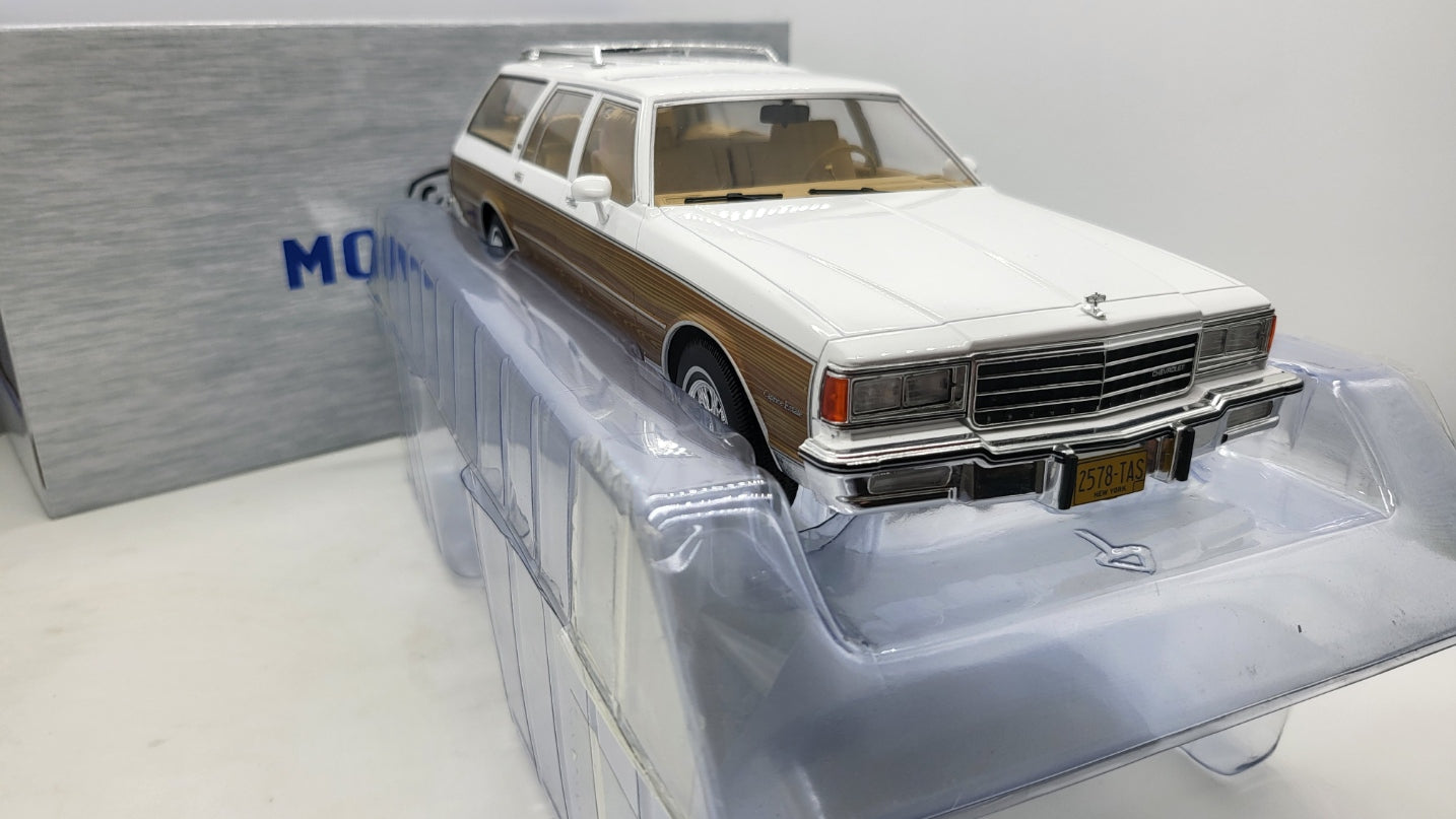 MCG: Chevrolet Caprice Estate Wagon Wit Woody (1985) - Schaal 1:18