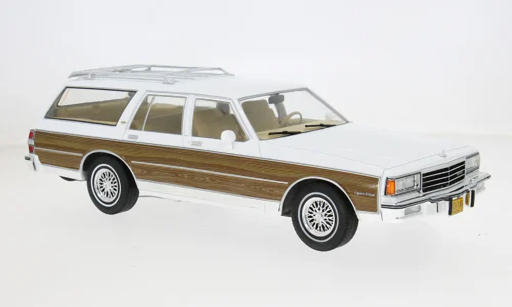 MCG: Chevrolet Caprice Estate Wagon Wit Woody (1985) - Schaal 1:18