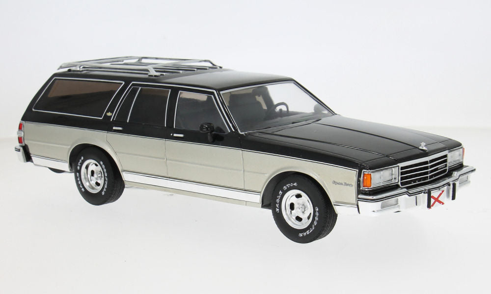 MCG: Chevrolet Caprice Estate Wagon Zilver/Grijs (1985) - Schaal 1:18