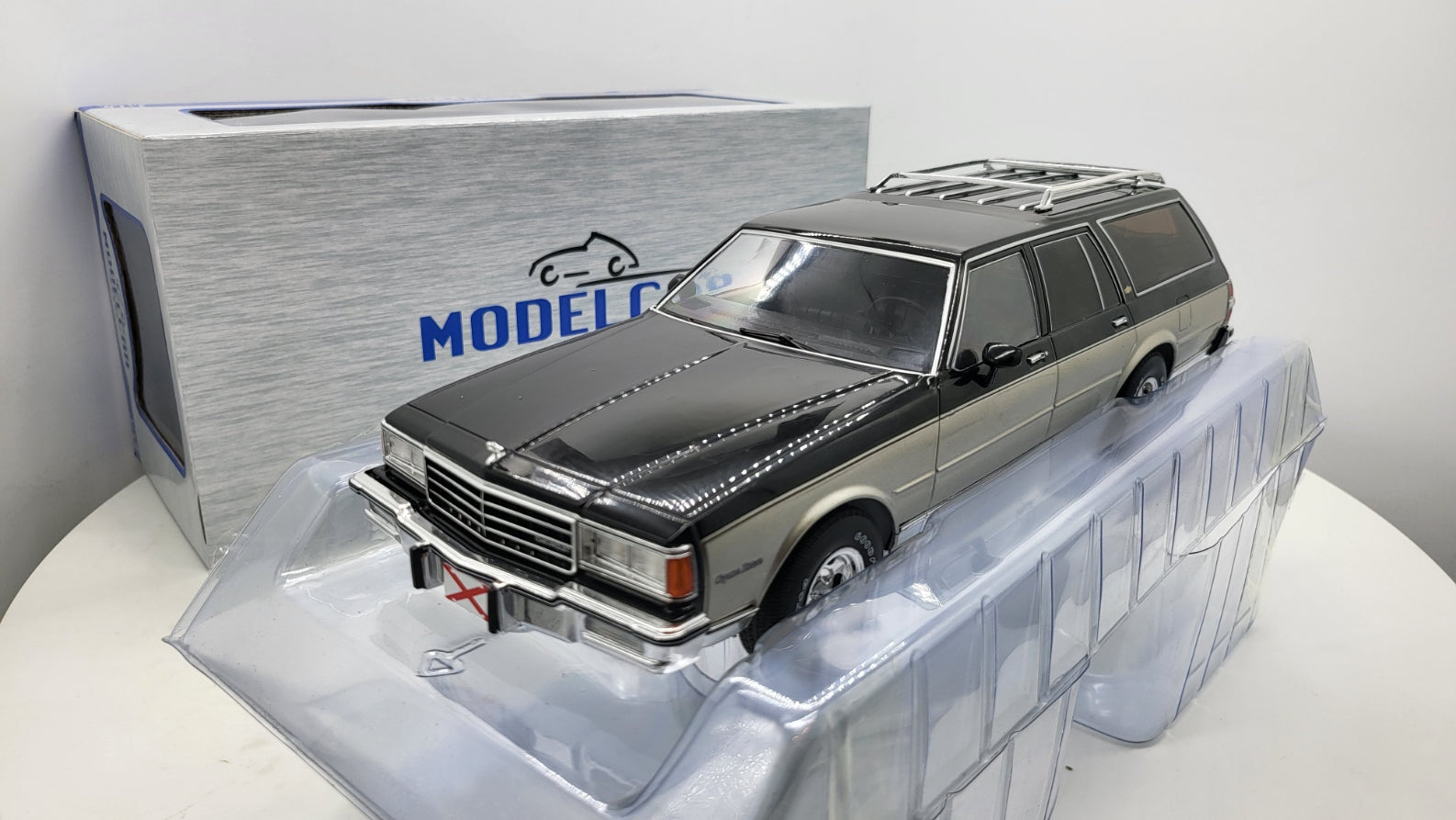 MCG: Chevrolet Caprice Estate Wagon Zilver/Grijs (1985) - Schaal 1:18