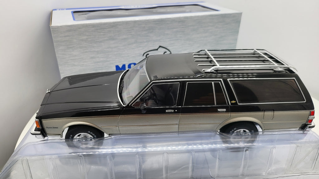 MCG: Chevrolet Caprice Estate Wagon Zilver/Grijs (1985) - Schaal 1:18