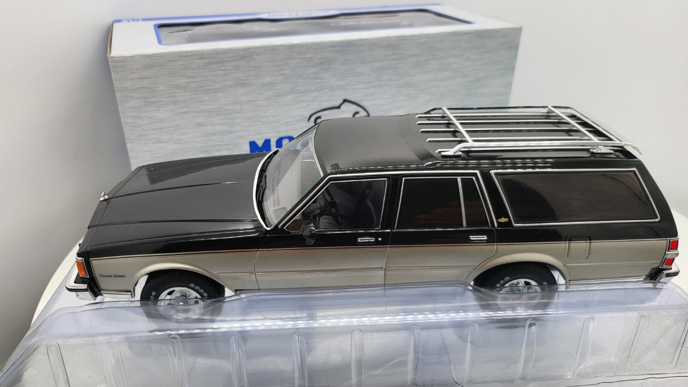 MCG: Chevrolet Caprice Estate Wagon Zilver/Grijs (1985) - Schaal 1:18