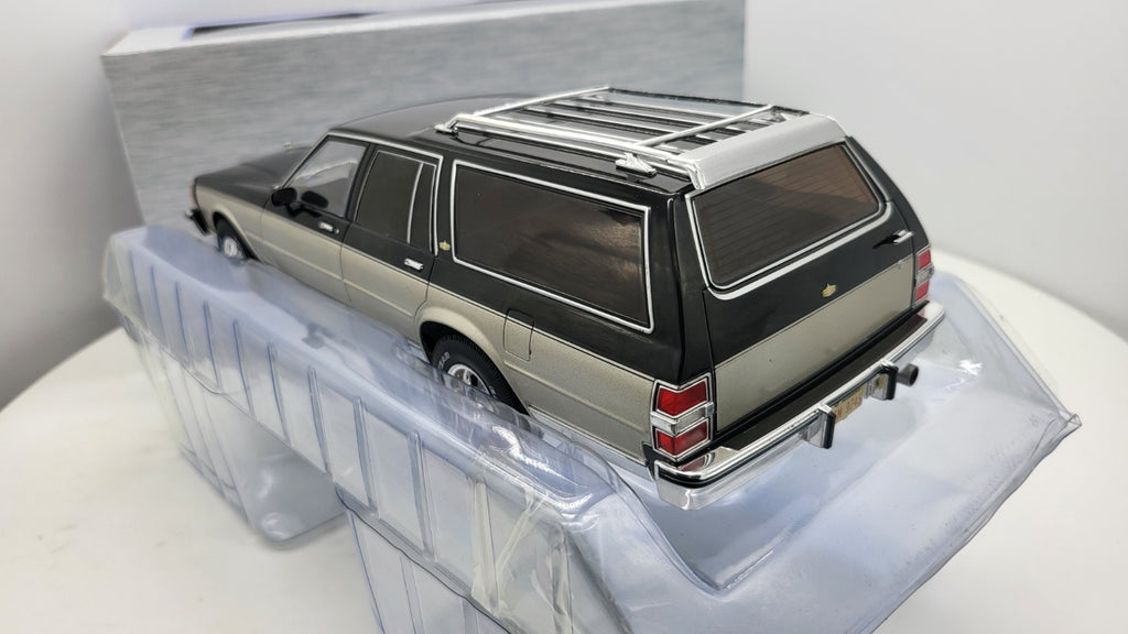 MCG: Chevrolet Caprice Estate Wagon Zilver/Grijs (1985) - Schaal 1:18