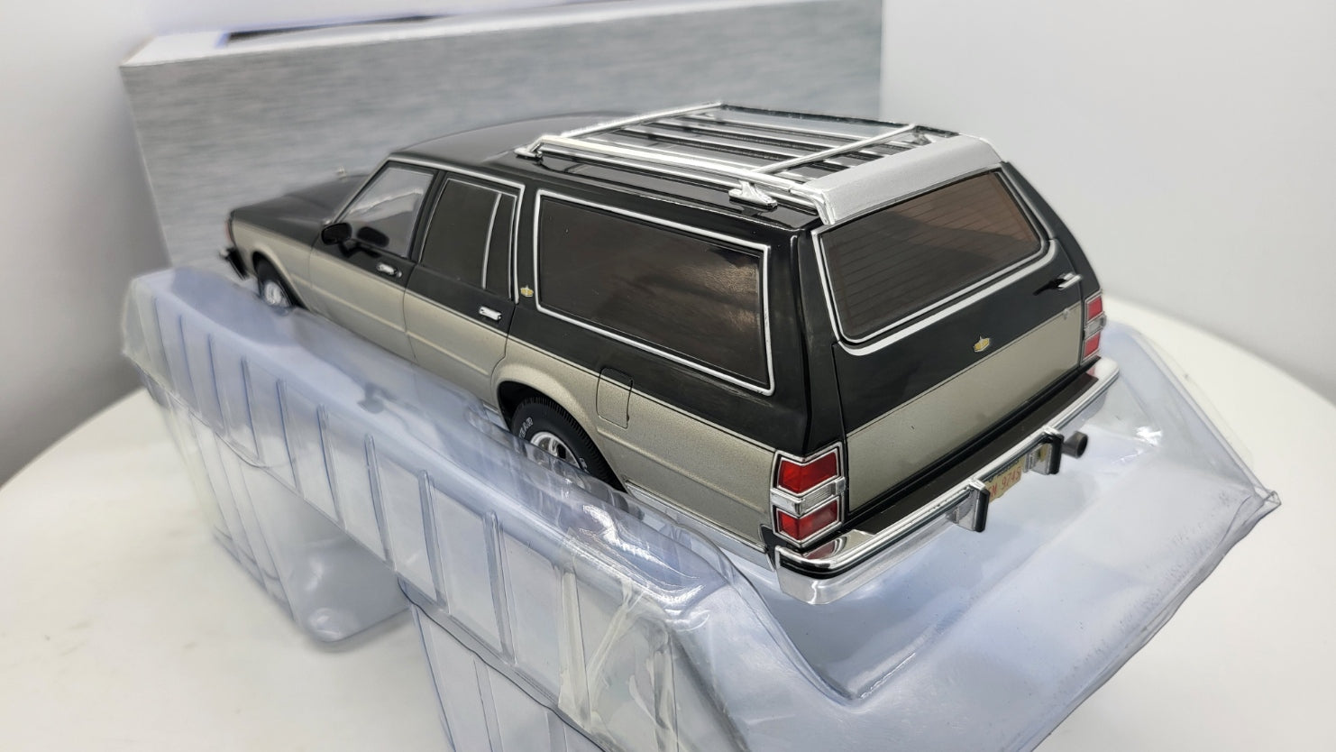 MCG: Chevrolet Caprice Estate Wagon Zilver/Grijs (1985) - Schaal 1:18
