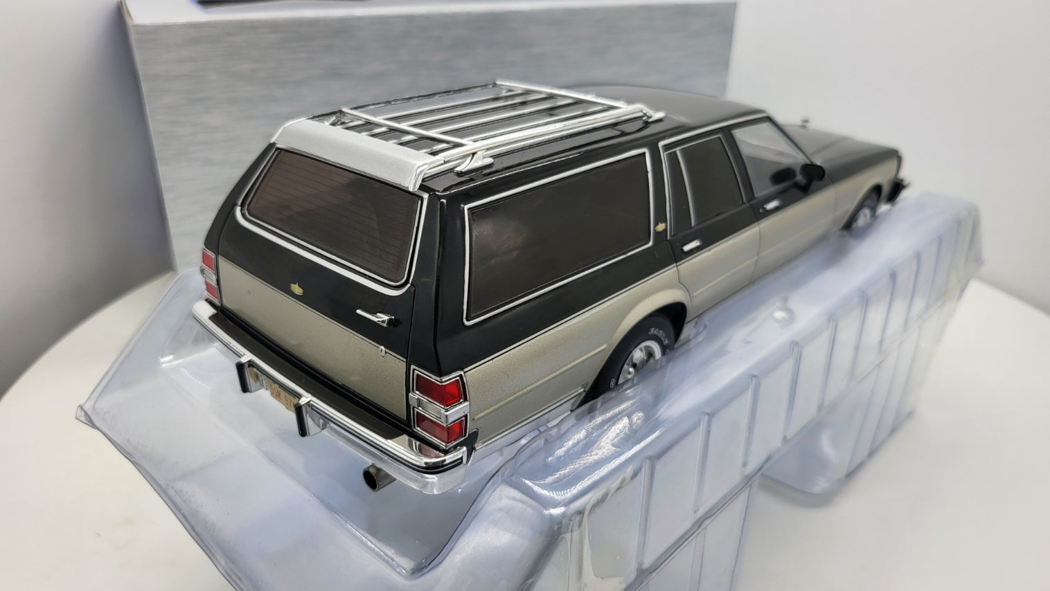 MCG: Chevrolet Caprice Estate Wagon Zilver/Grijs (1985) - Schaal 1:18