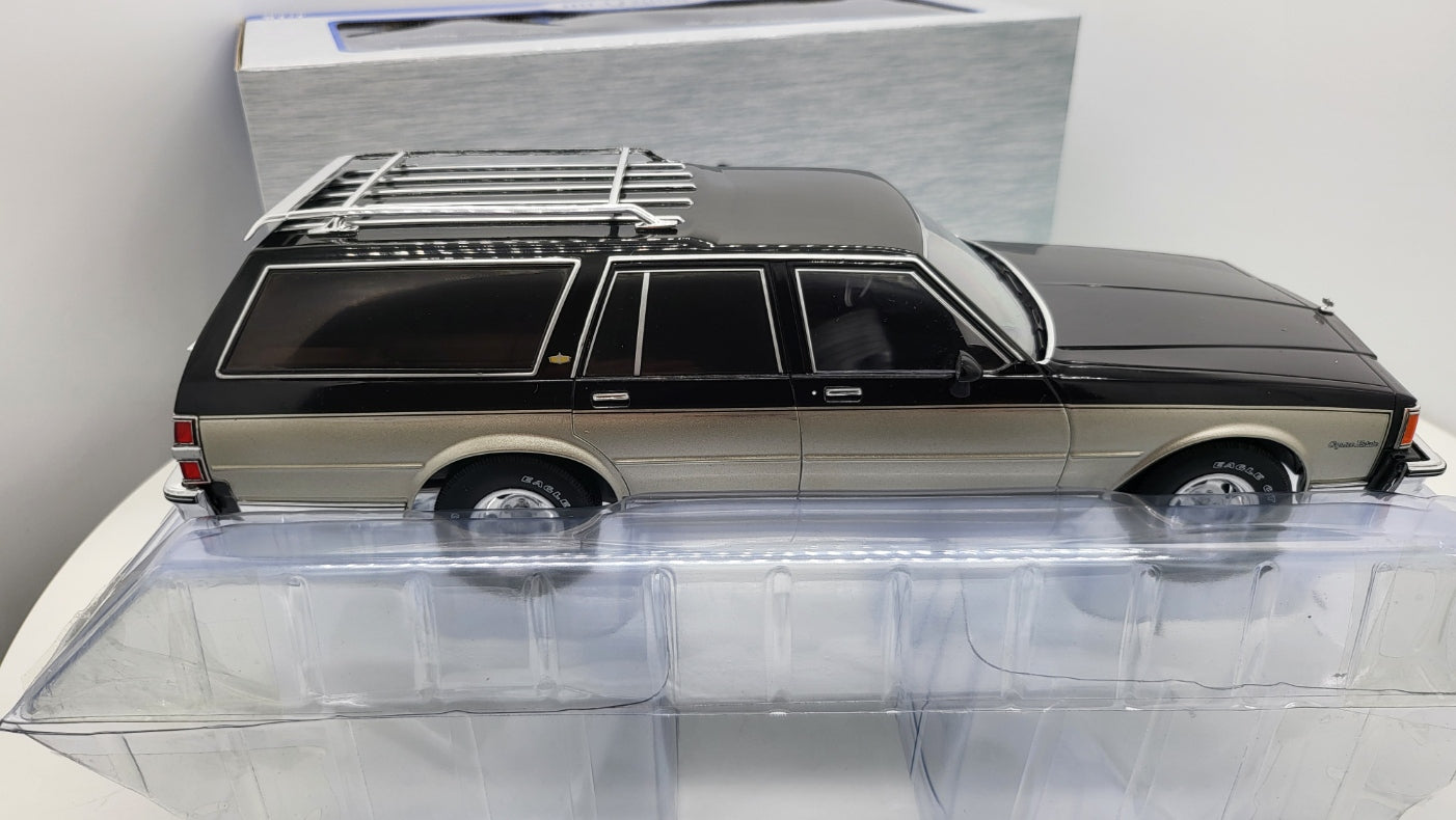 MCG: Chevrolet Caprice Estate Wagon Zilver/Grijs (1985) - Schaal 1:18