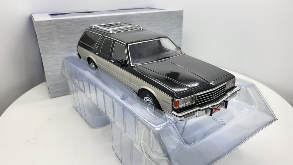 MCG: Chevrolet Caprice Estate Wagon Zilver/Grijs (1985) - Schaal 1:18