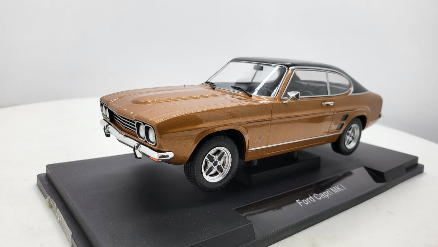 MCG: Ford Capri MK I GXL Bruin/Zwart (1973) - Schaal 1:18
