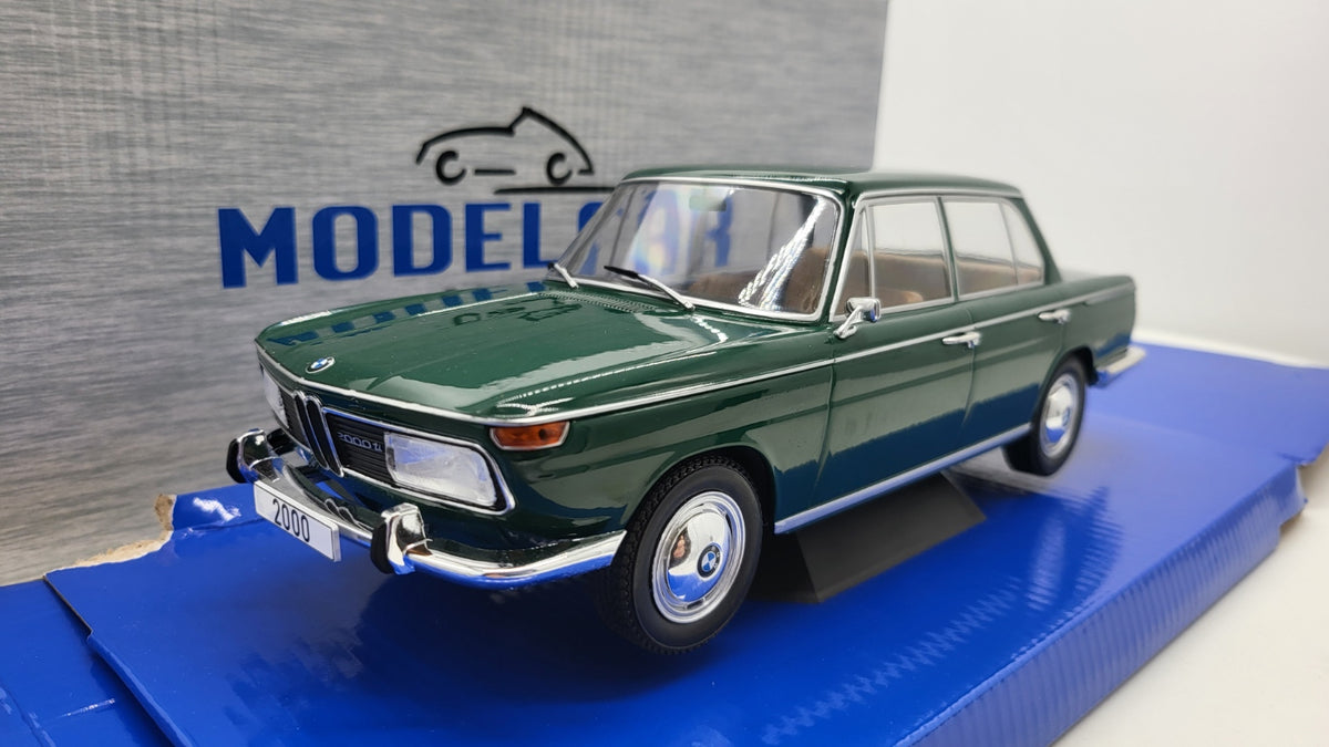 BMW 2000 (Typ 121) Donkergroen 1966 - MCG 1:18
