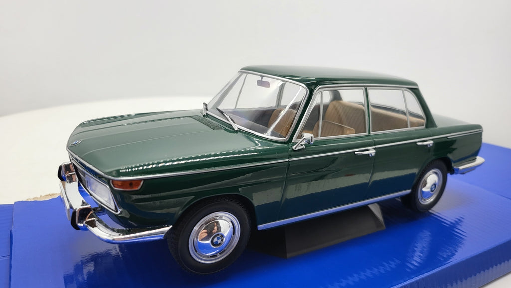 BMW 2000 (Typ 121) Donkergroen 1966 - MCG 1:18