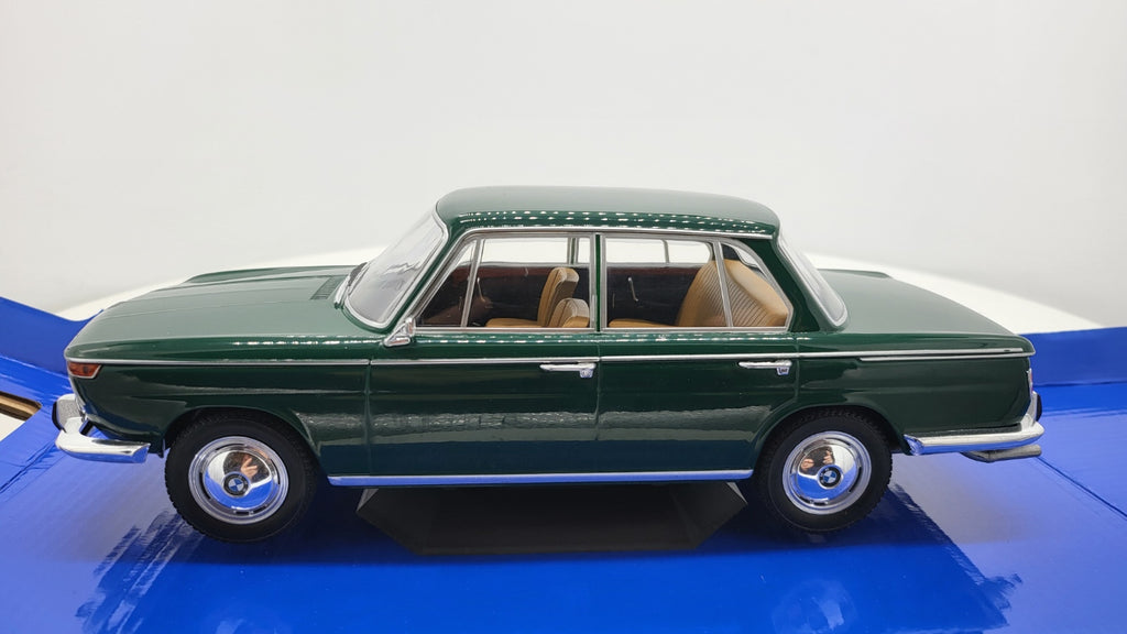 BMW 2000 (Typ 121) Donkergroen 1966 - MCG 1:18
